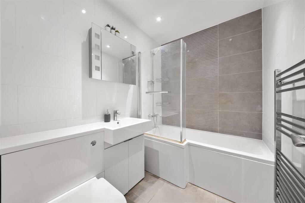Apartment in Southall - More