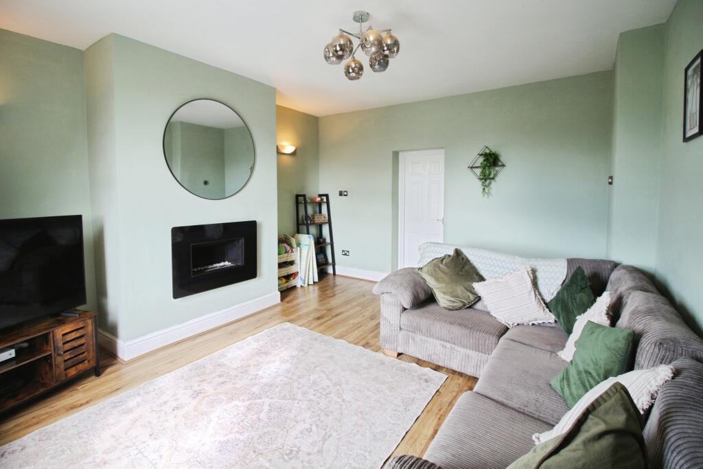 House in Kirklees, Thornhill Edge, Thornhill Lees - View 4
