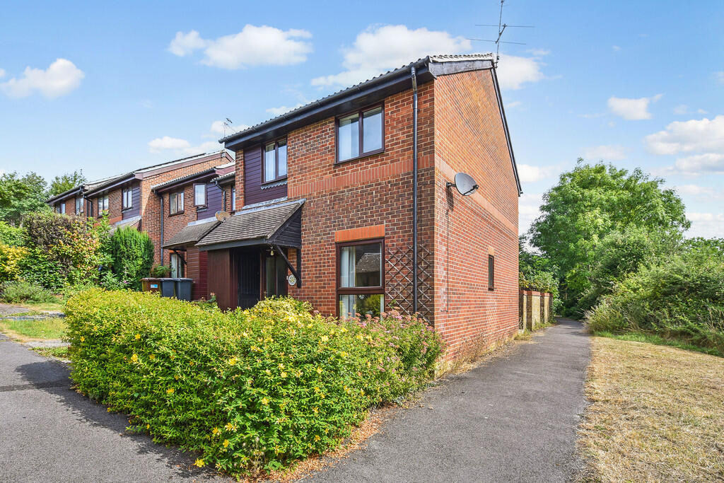 3-bed terraced on Swift Close, Badger Farm, Winchester, £335,000