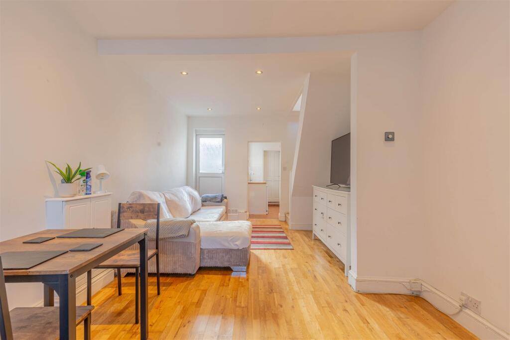 Upper Sutton Lane, Heston photo 4