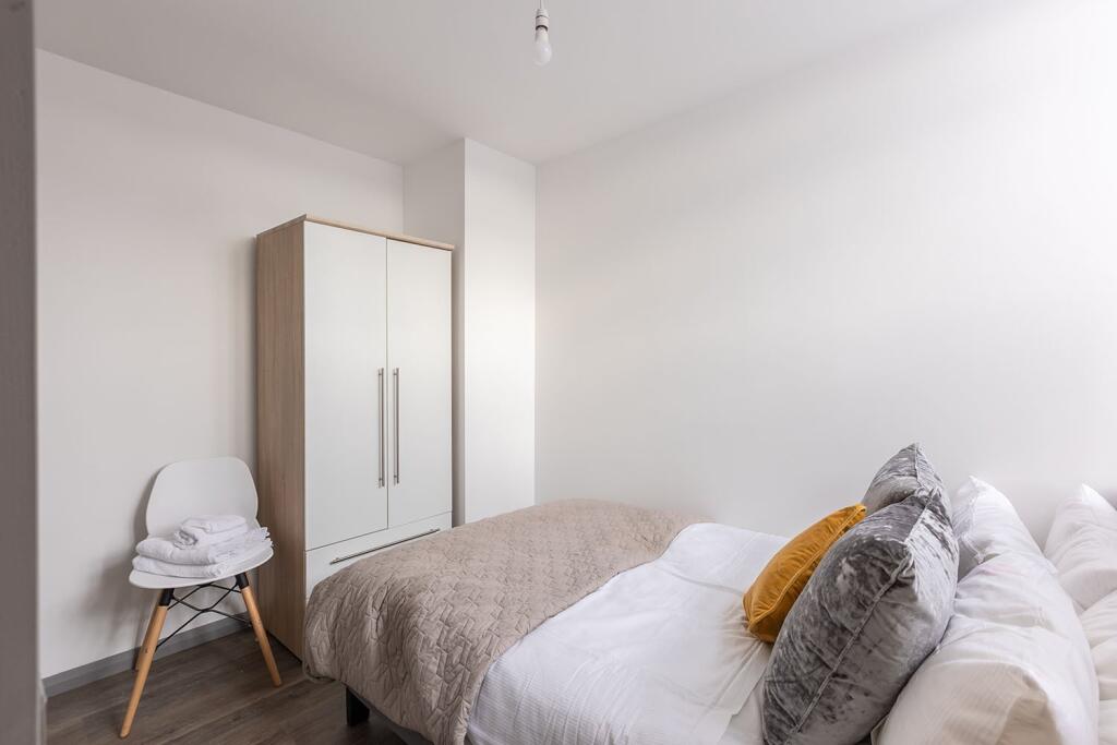 Apartment in Stoke-on-Trent - View 4