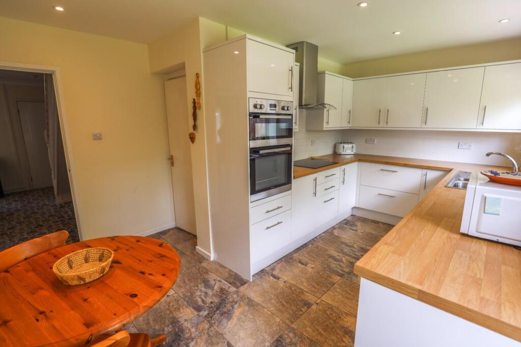 24 Middlegate Court, Cowbridge, Vale Of Glamorgan, CF71 7EF photo 4
