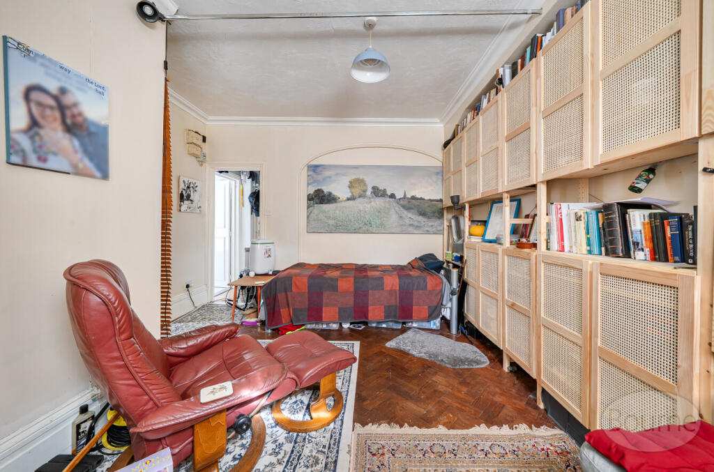 Apartment in Godalming, Crownpits - View 3