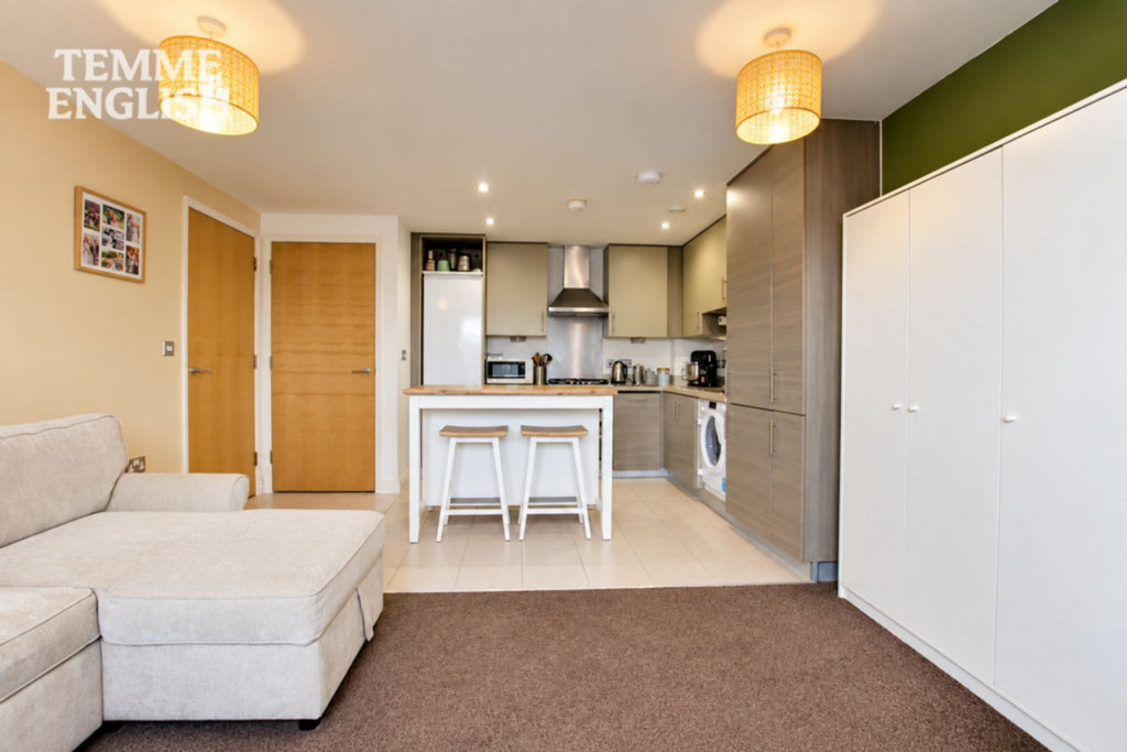 Apartment in Southend-on-Sea - More