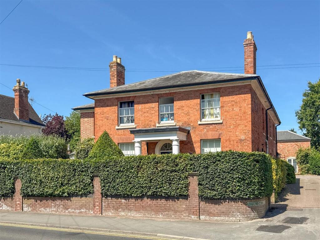 Royal Oak Gardens, Malvern - View 2