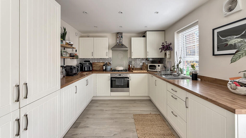 House in Westbury, Leigh Park - View 4