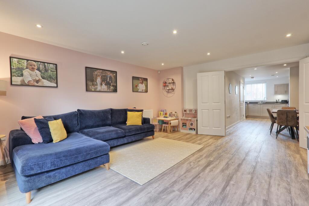 Cheshire Walk, Basildon, Essex, SS14 photo 4
