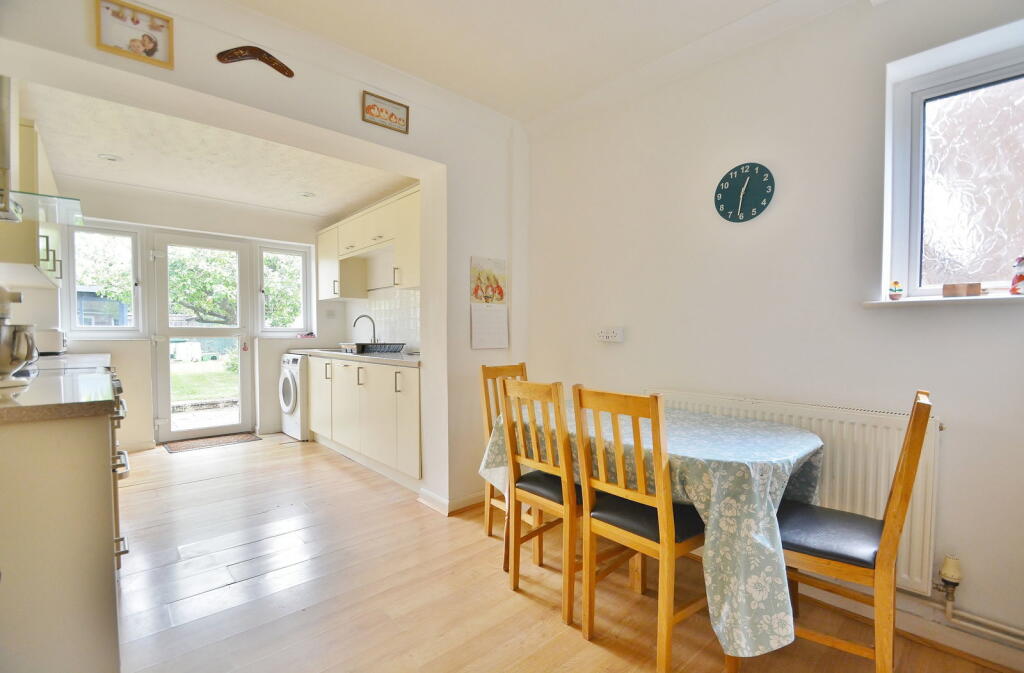 Orchard Close, Oakley photo 3