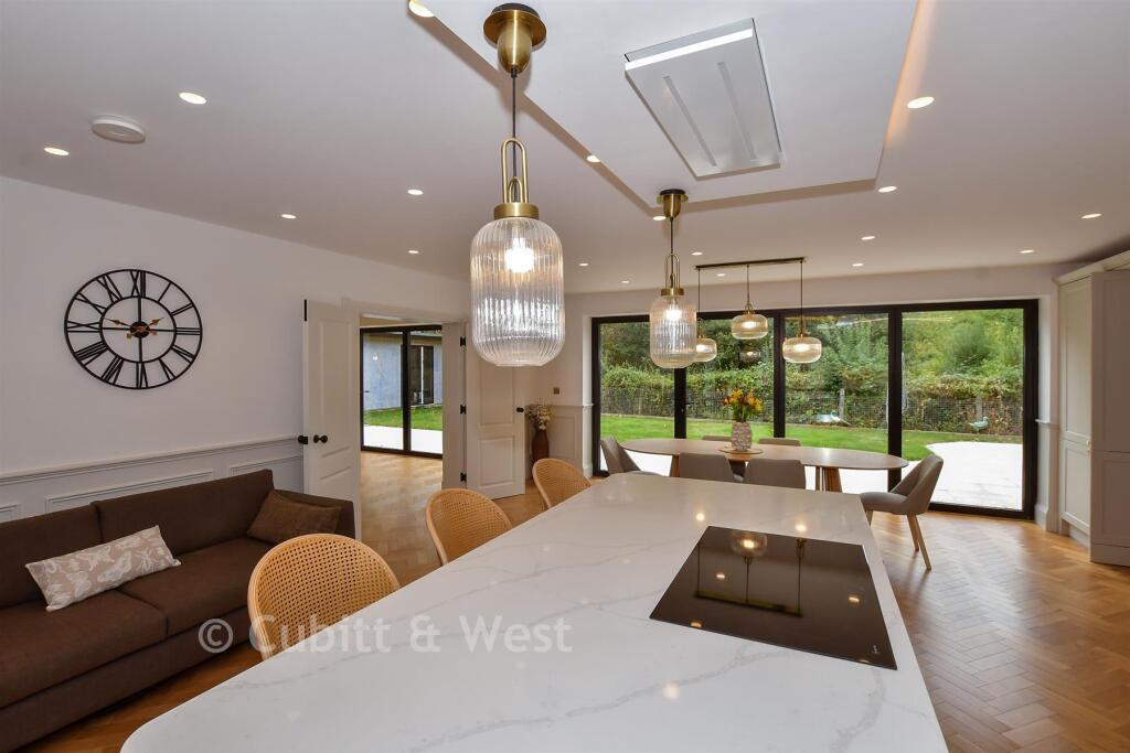 House in Pulborough, Broadford Bridge, West Chiltington - More