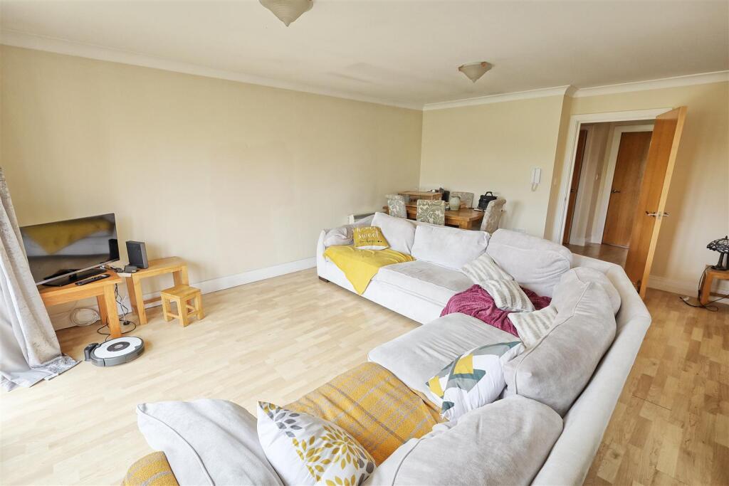 Apartment in East Hertfordshire, Ware - More