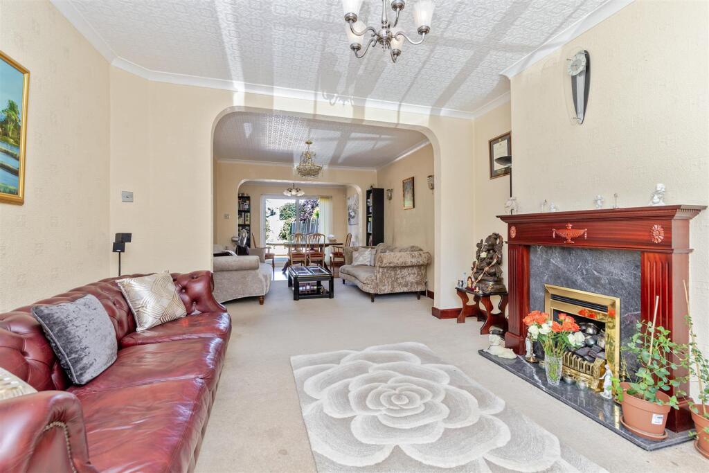 Elm Drive, St. Albans photo 4