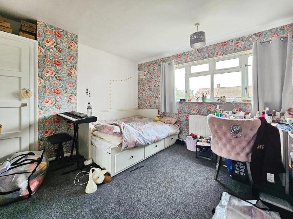 House in London, Bedfont - More