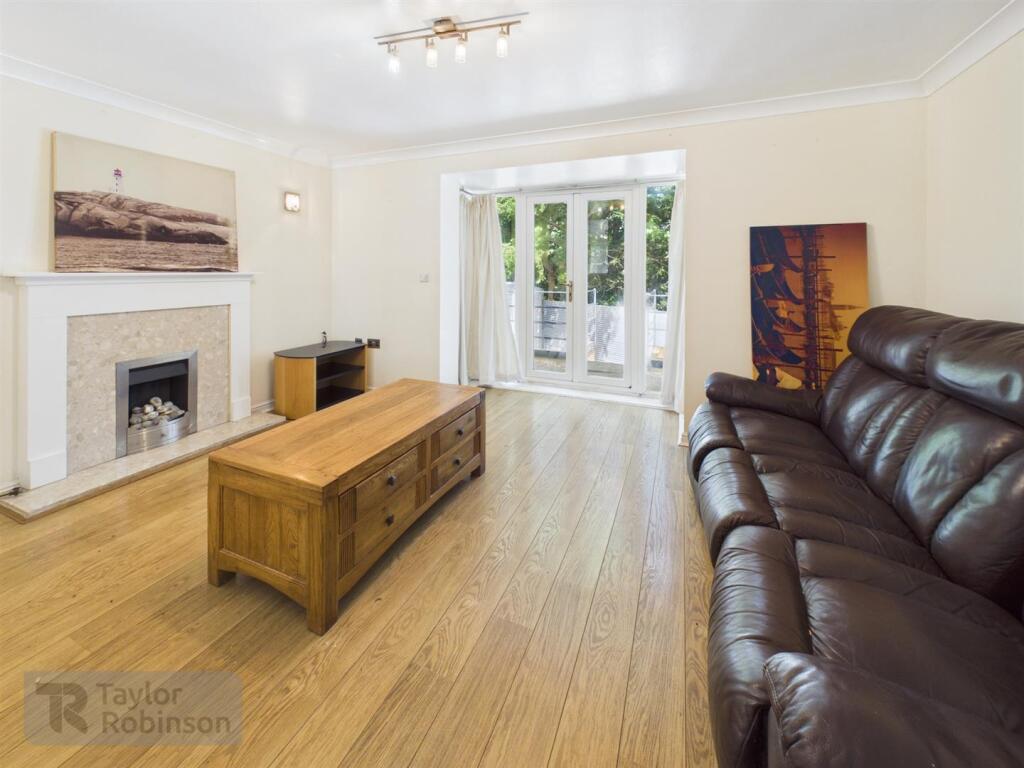 House in Crawley, Southgate - View 2