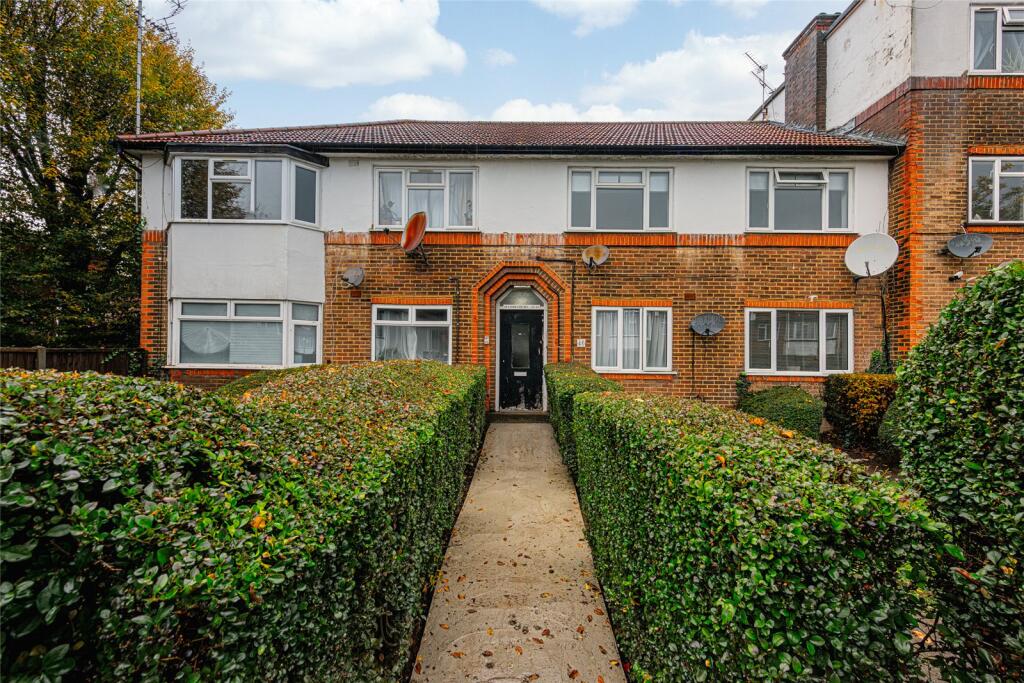 2-bed flat on Manor Court, York Way, Whetstone, N20, £325,000