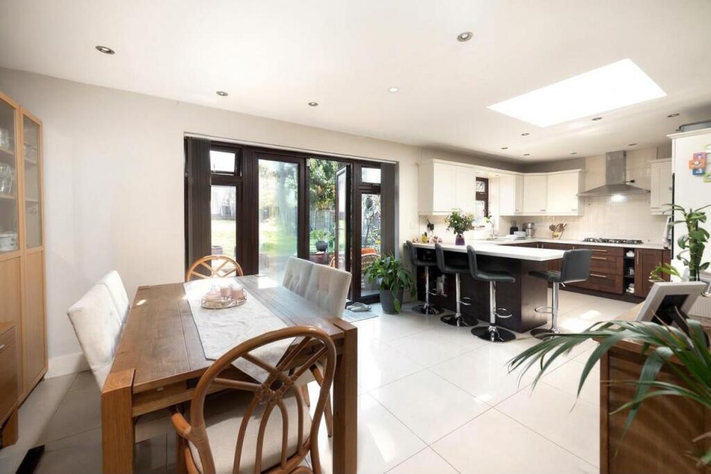 House in London - View 2