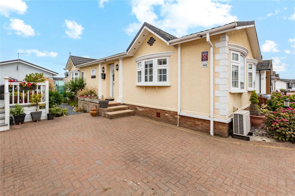 2-bed caravan on Elm Way, Hayes Country Park, Battlesbridge, Wickford, SS11, £180,000