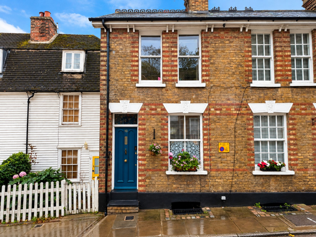 2-bed terraced on High Street, Upnor, ME2, £350,000