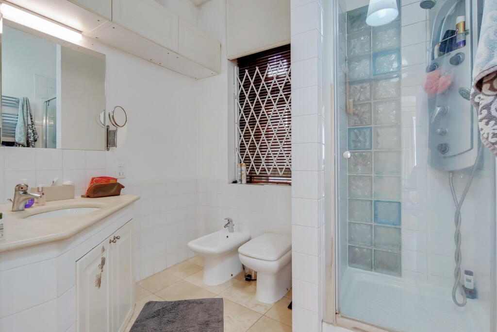 Apartment in London, City of Westminster - View 4