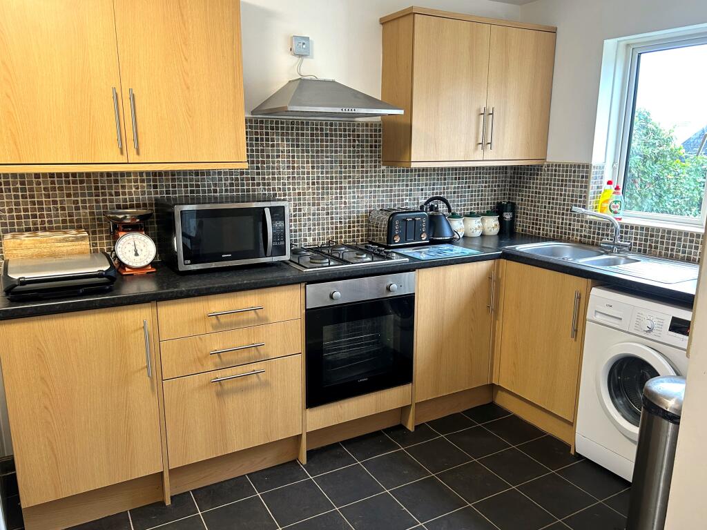130 Snape Hill Crescent, Dronfield, Derbyshire S18 2DR photo 2