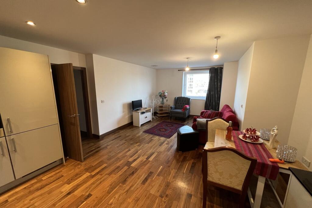 Apartment in Southend-on-Sea, Essex - View 3