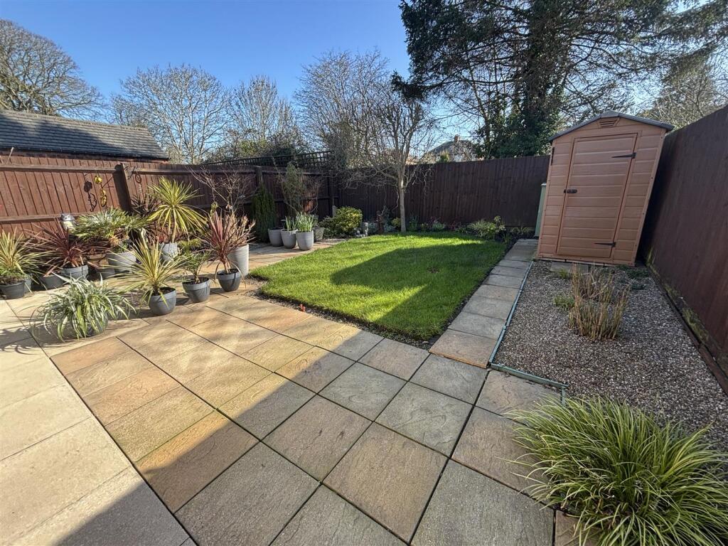 Field Gate Gardens, Glenfield, Leicester photo 5