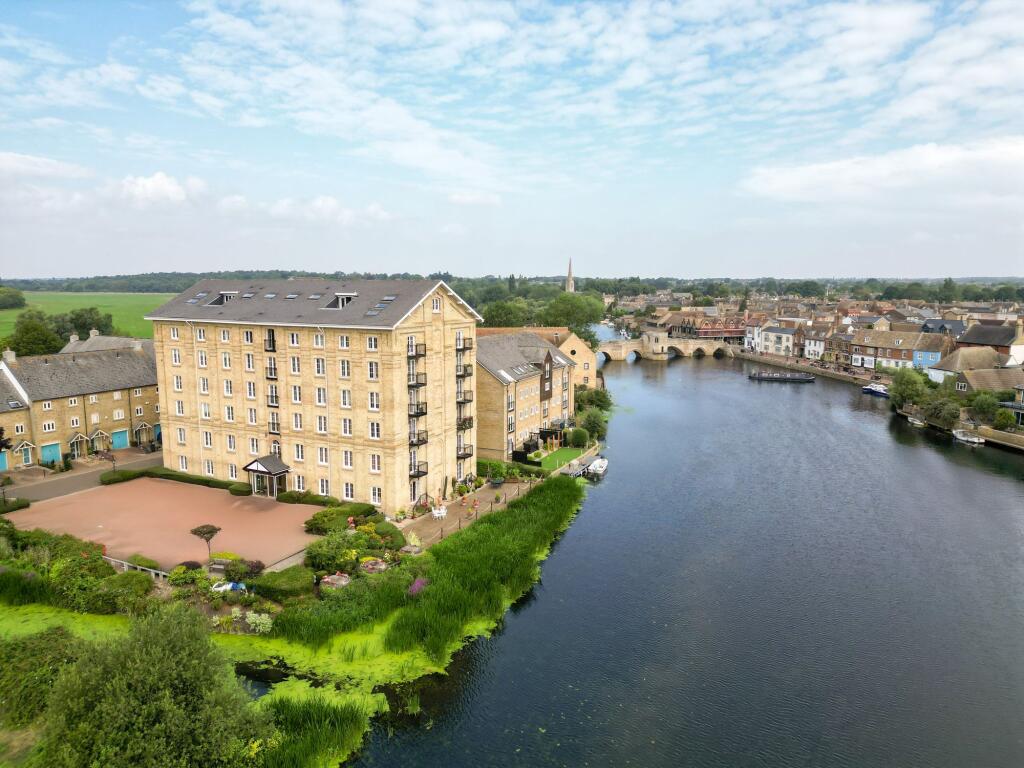 2-bed flat on London Road, St. Ives, PE27, £300,000