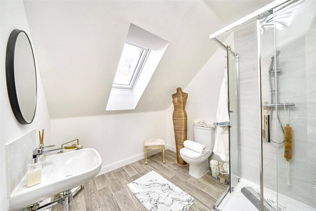 House in Cheltenham, Kingsditch, Rowanfield - More
