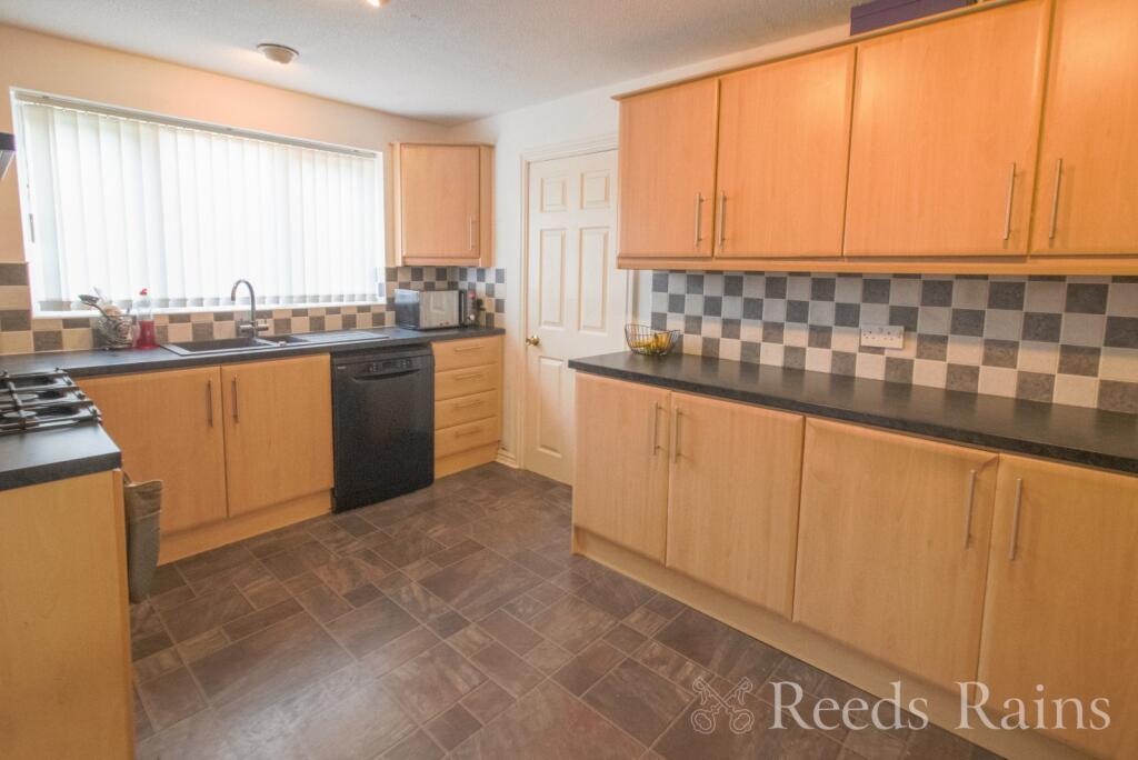Lyneal Avenue, Great Sutton, Ellesmere Port, Cheshire, CH66 photo 3