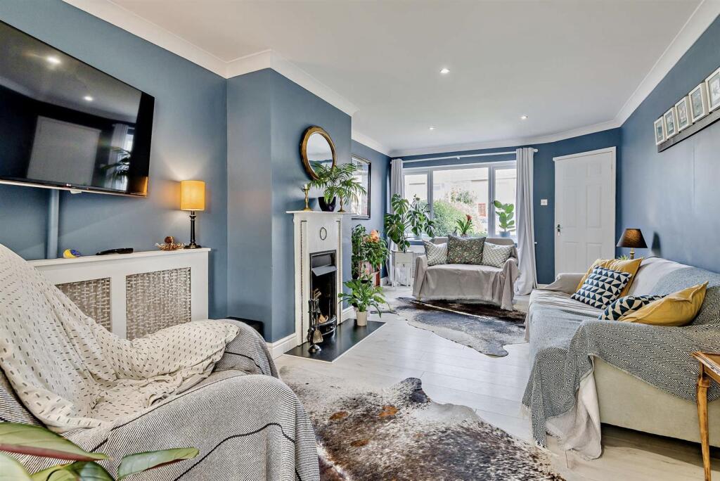 85, Vaisey Road, Stratton, Cirencester photo 4