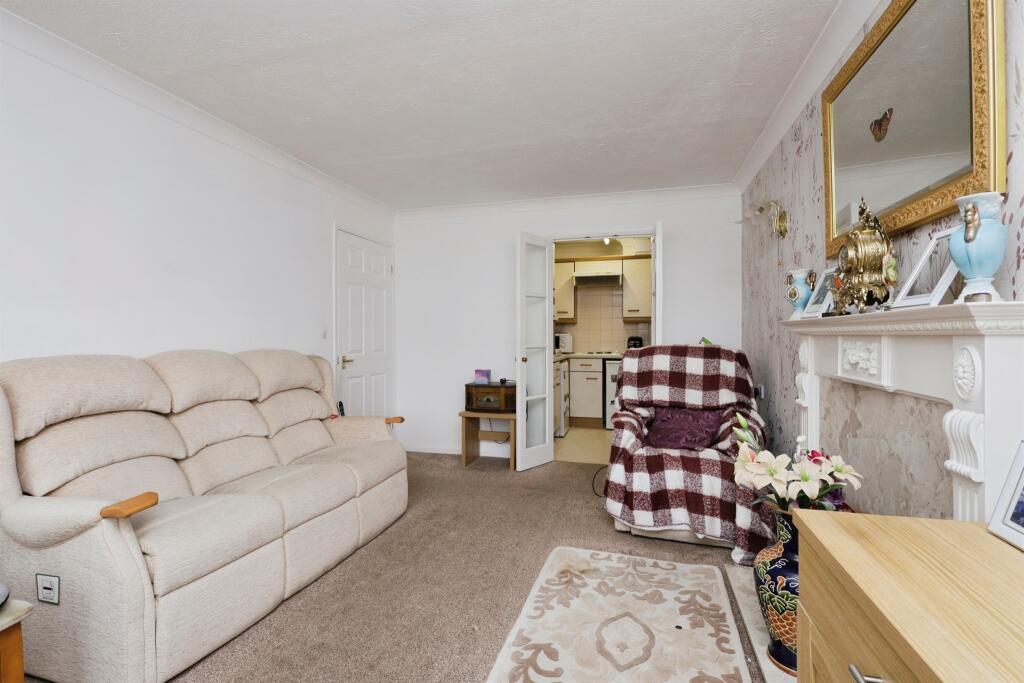 Apartment in Eastbourne, East Sussex - View 3