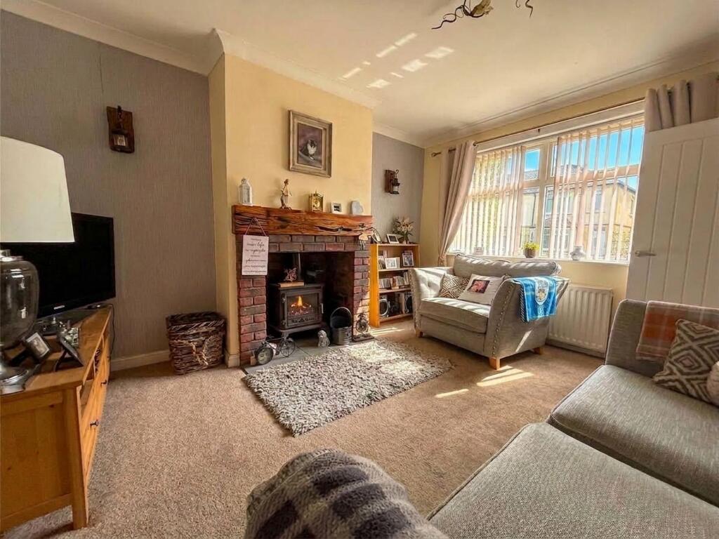 House in Kirklees, Upper Heaton, Deighton - More