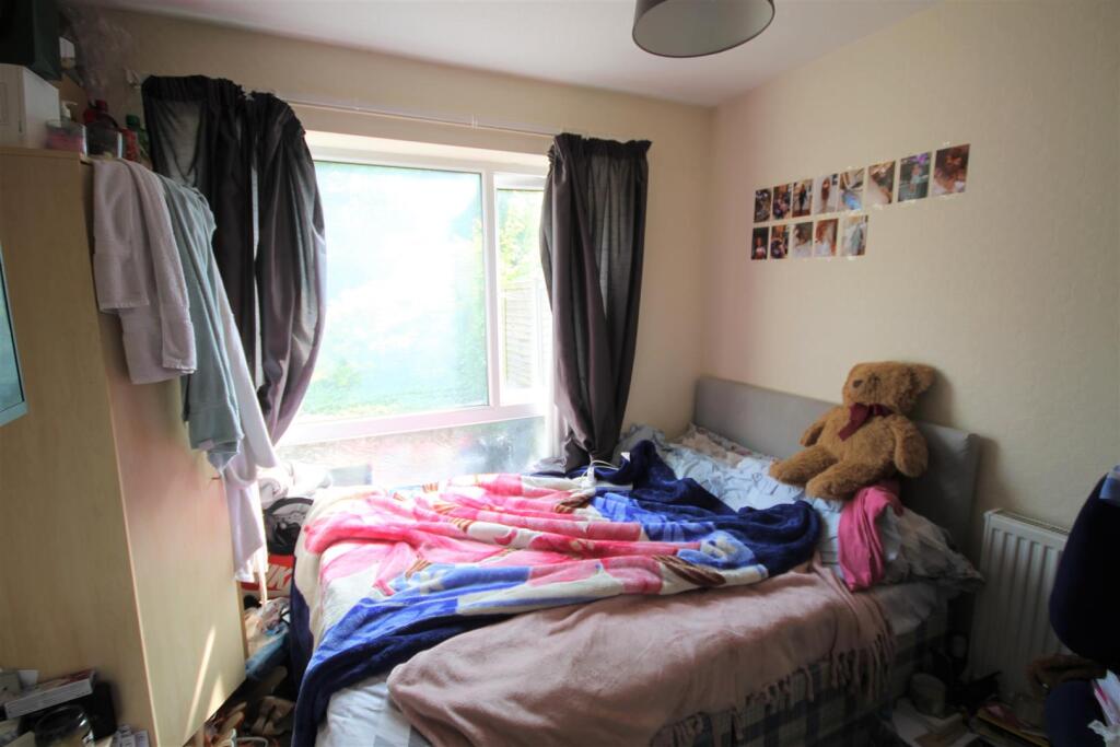 5 bedroom semi-detached house for rent