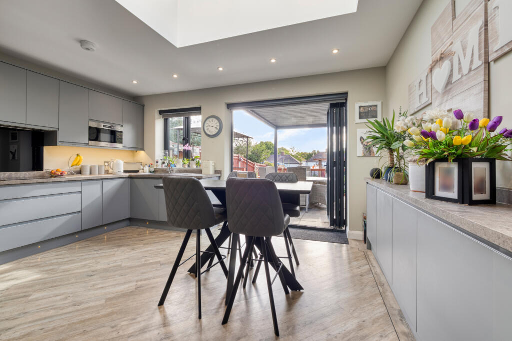House in Sutton - More