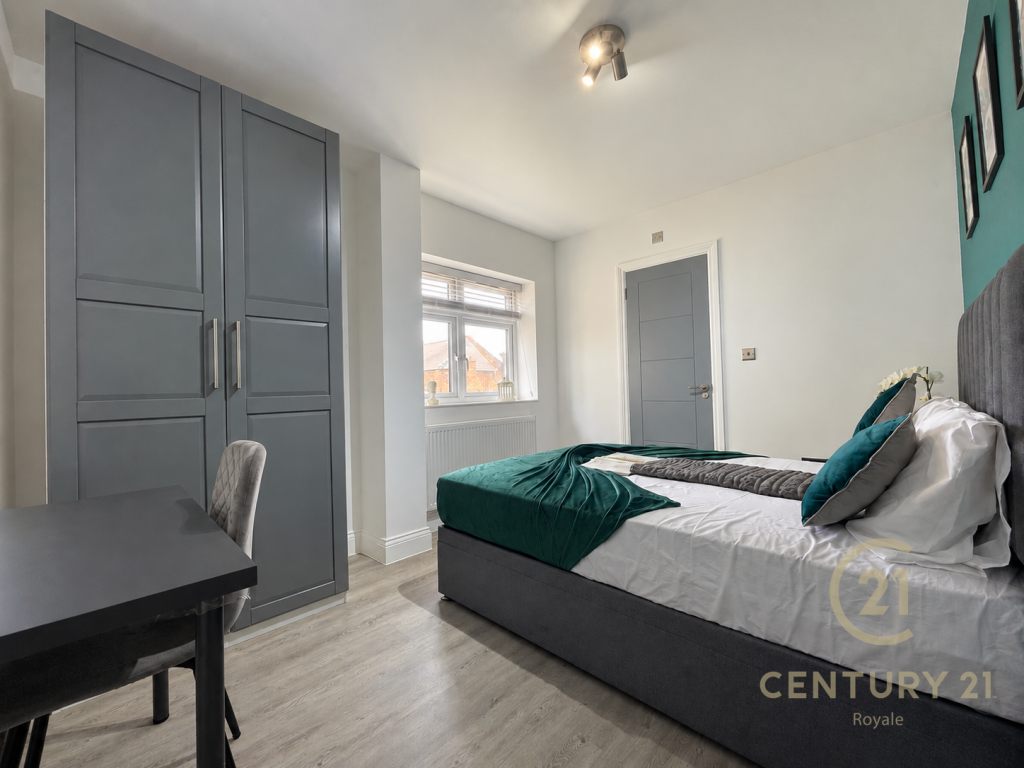 House in London, Royal Borough of Kingston upon Thames - View 3