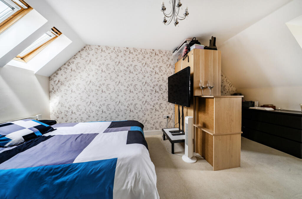 House in Bracknell - More