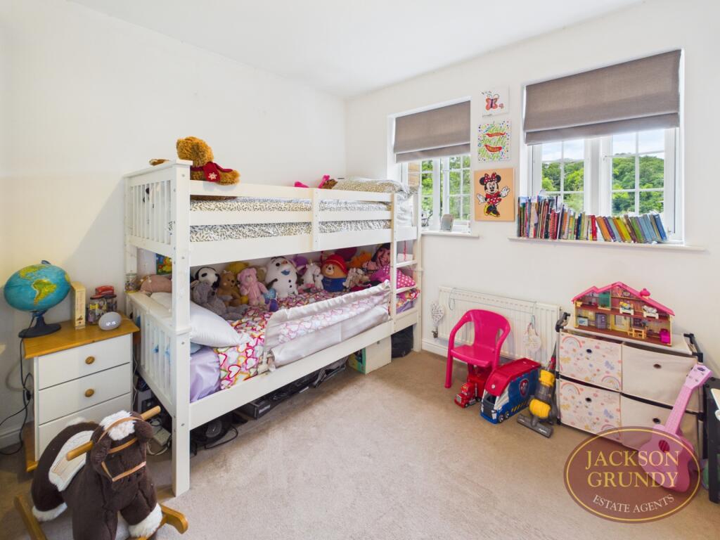 St Crispin Drive, St. Crispin's, NN5 4BL - More
