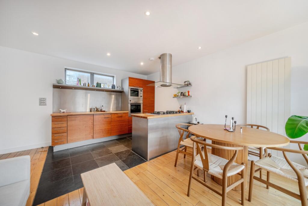 2 bedroom mews property for rent