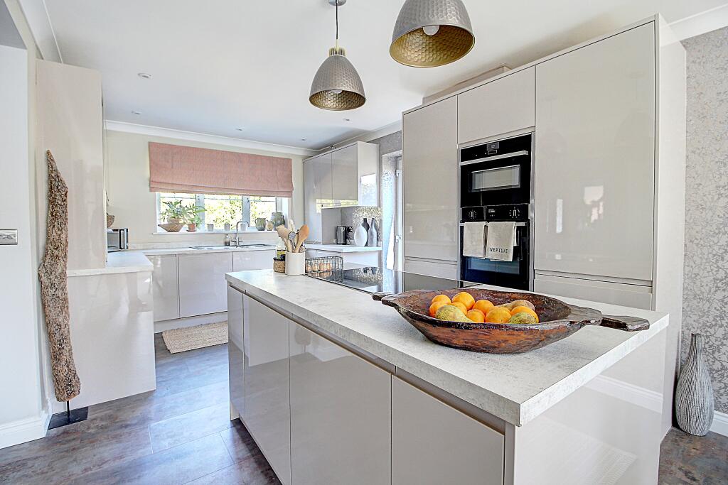 House in Basingstoke and Deane, Winklebury - View 2