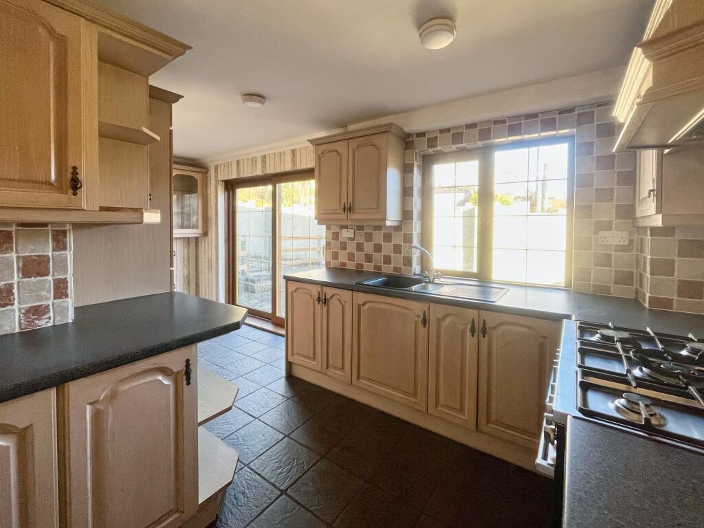 37 Goshen Park, Neath, SA10 6PT photo 2