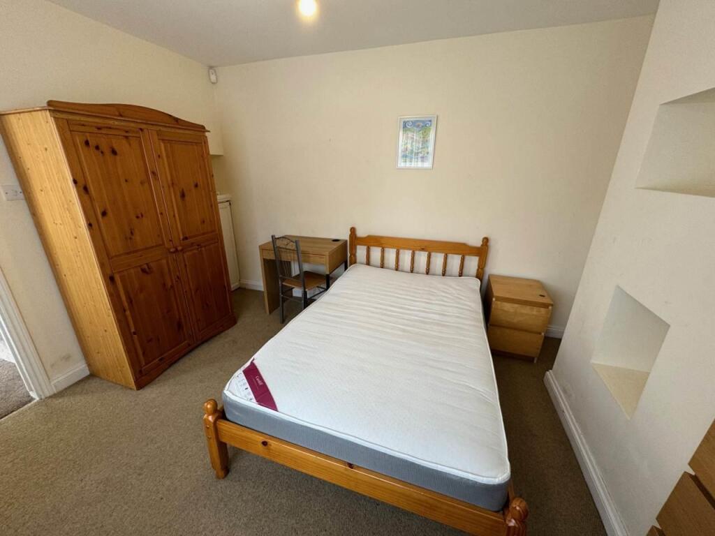 6 bedroom semi-detached house for rent