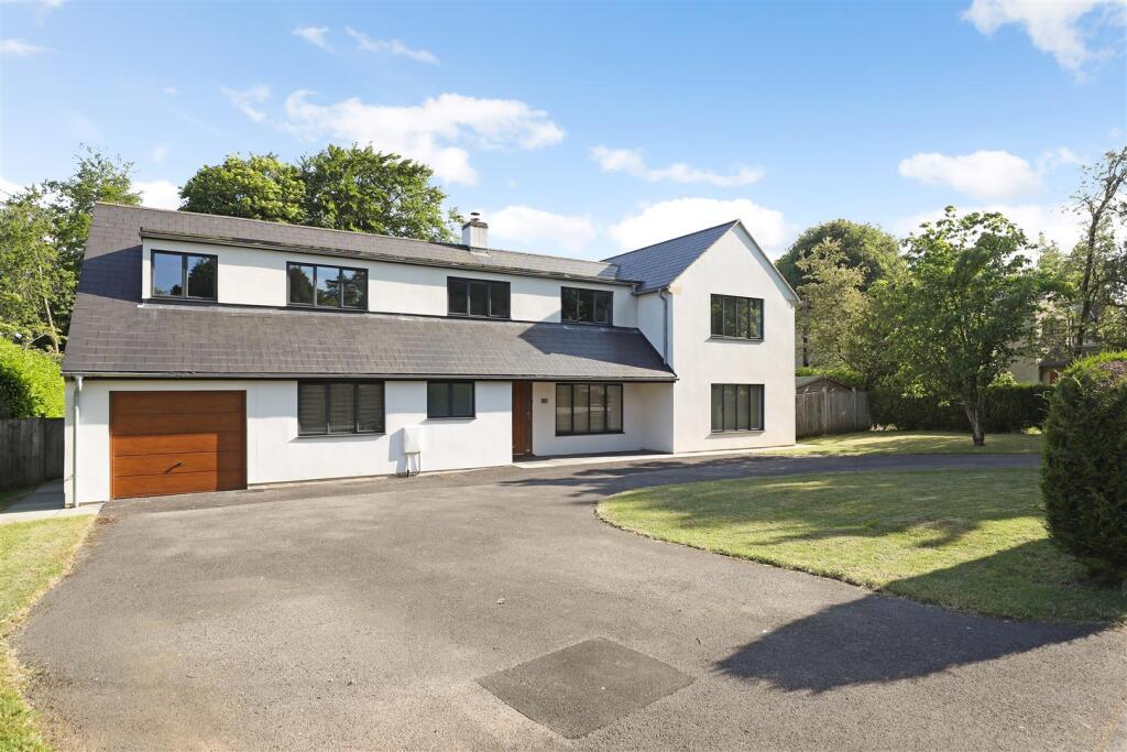 Main image of property: Checkers, Rodborough