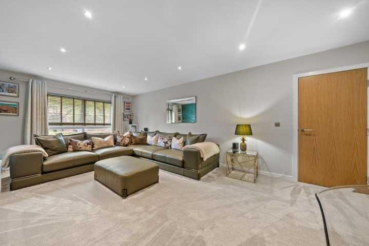0/1, 16b Carmyle Avenue, Glasgow - View 3