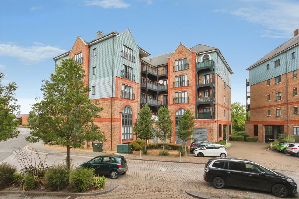 Apartment in Tonbridge and Malling, Kent - More