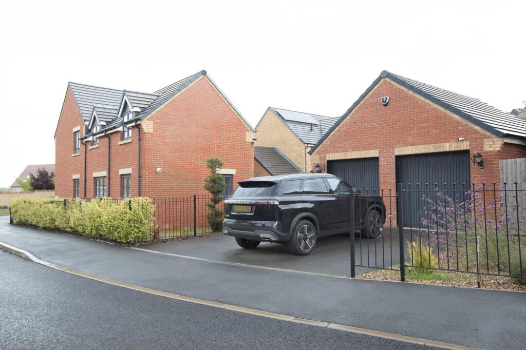 Kestrel Road, Corby, Northamptonshire, NN17 5FP photo 4