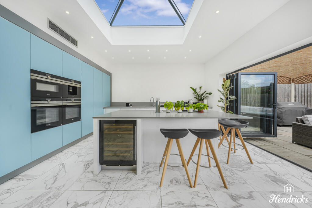 Downhall Park Way, Rayleigh, SS6 9 - View 2