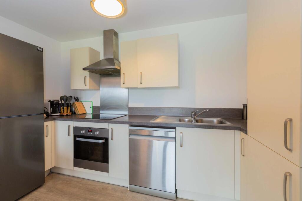 Apartment in Windsor - More
