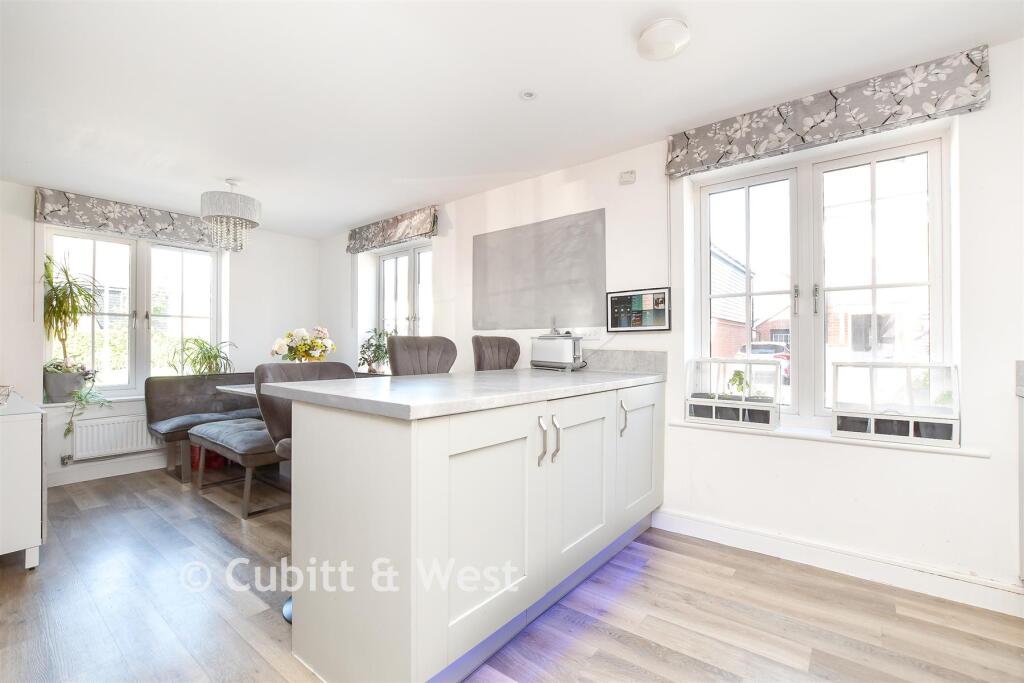 Maynard Drive, Horley, Surrey photo 3