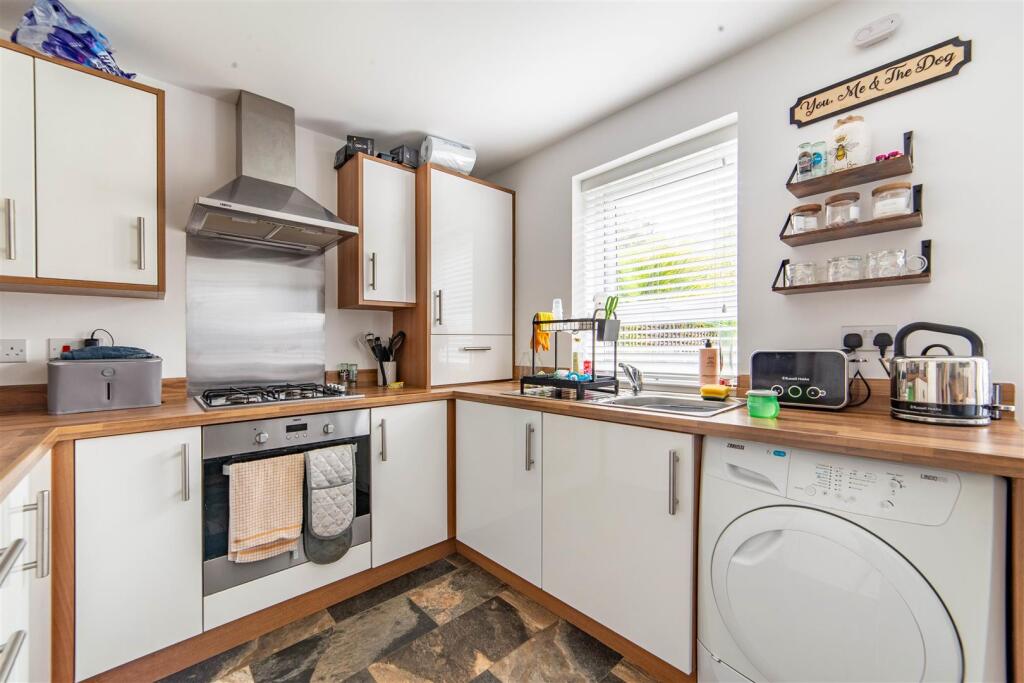 House in North Tyneside, Lakeside View, Killingworth - More