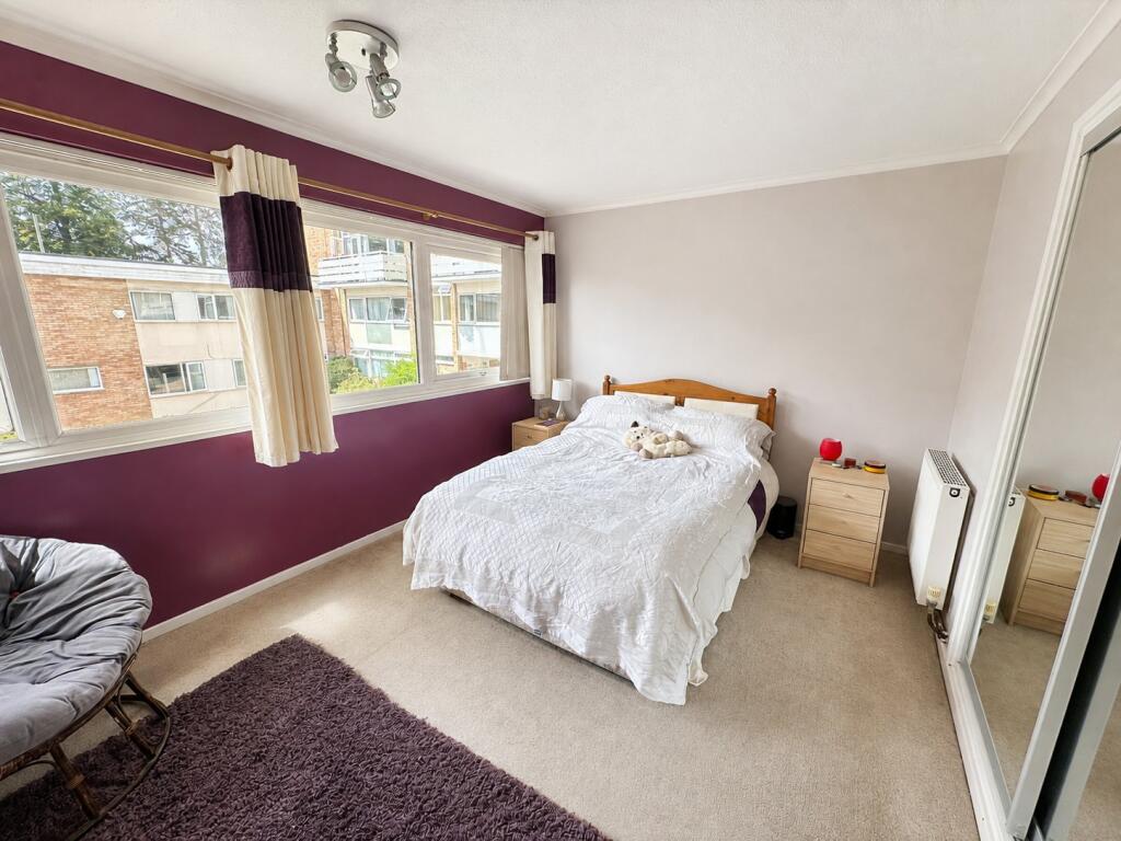Apartment in Woking, Surrey - More