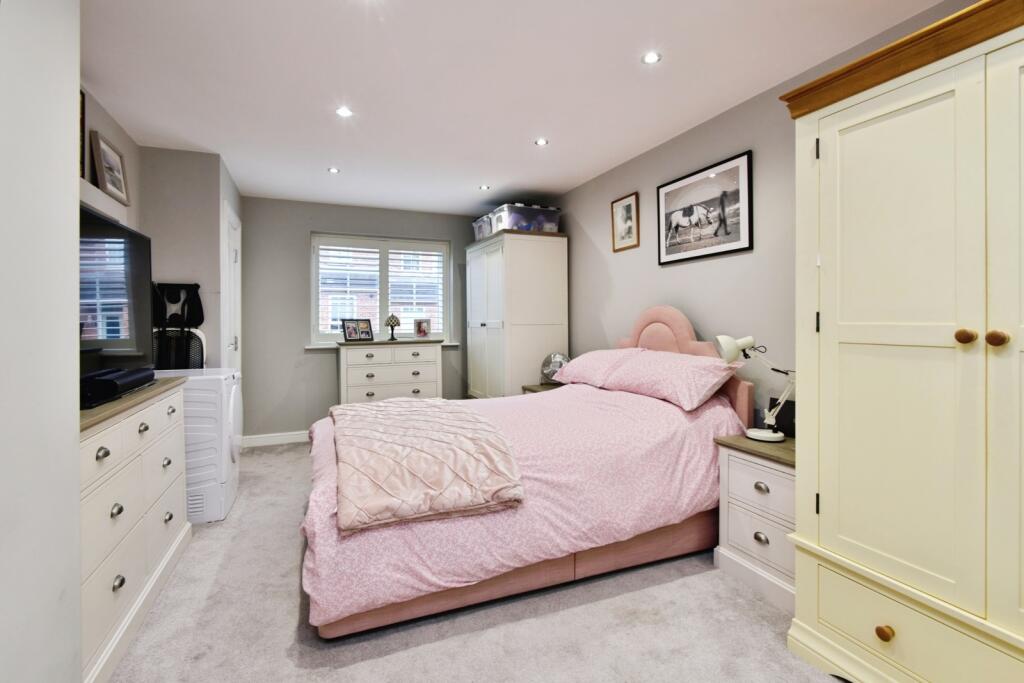 Sutton Avenue, Silverdale, Newcastle, Staffordshire, ST5 photo 4